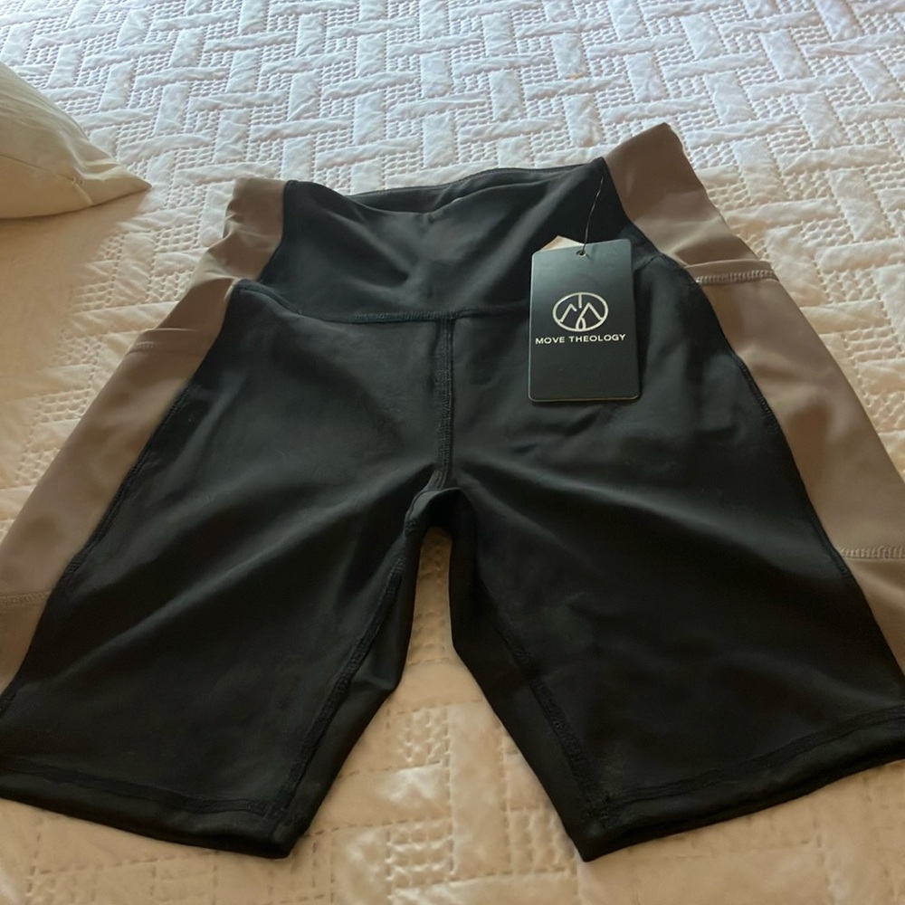Move theology biker shorts with pockets